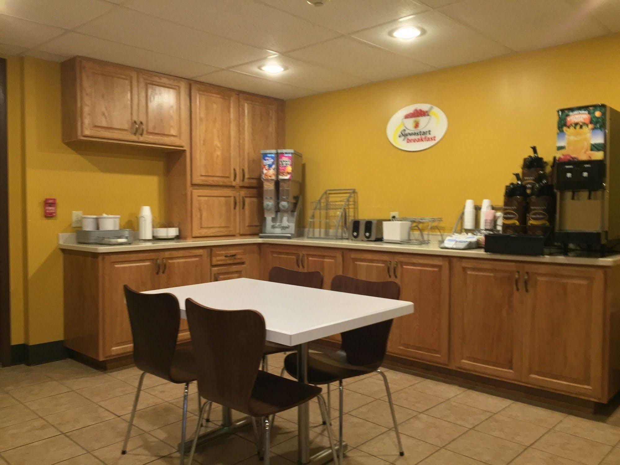 Super 8 By Wyndham Kenmore/Buffalo/Niagara Falls Area Экстерьер фото